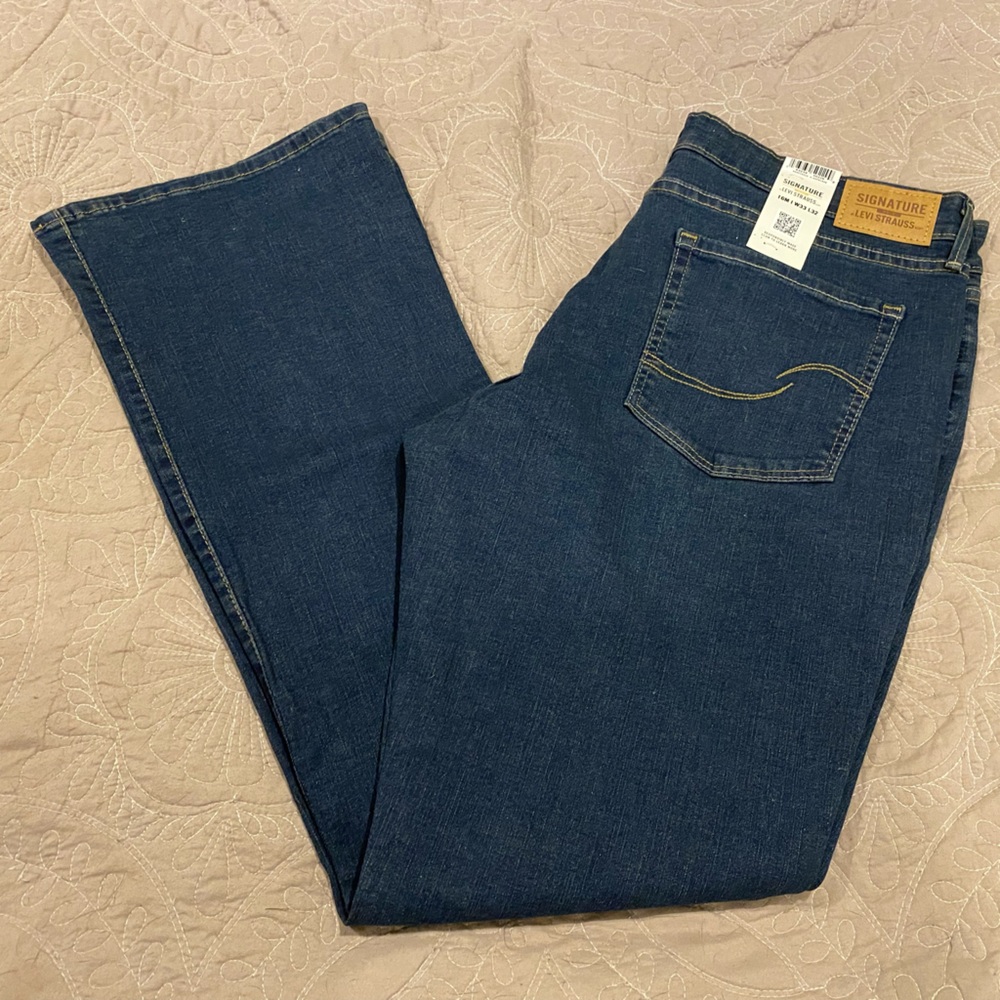 Levi's Women's Totally Shaping Bootcut Jeans Size 16 NEW

About this item
Inseam